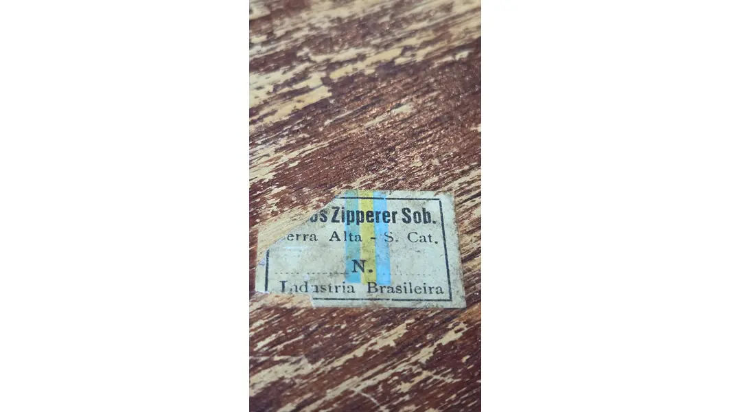 Foto de um(a) Bandeja de Época com Marchetaria e Arte em Asas de Borboleta – Zipperer, da categoria de Bandejas. Esta é uma peça de colecionismo icônica, um testemunho da artesania catarinense de meados do século XX. O selo parcial no... Mostrado de uma perspectiva diferente. Vendido no marketplace Trésors.