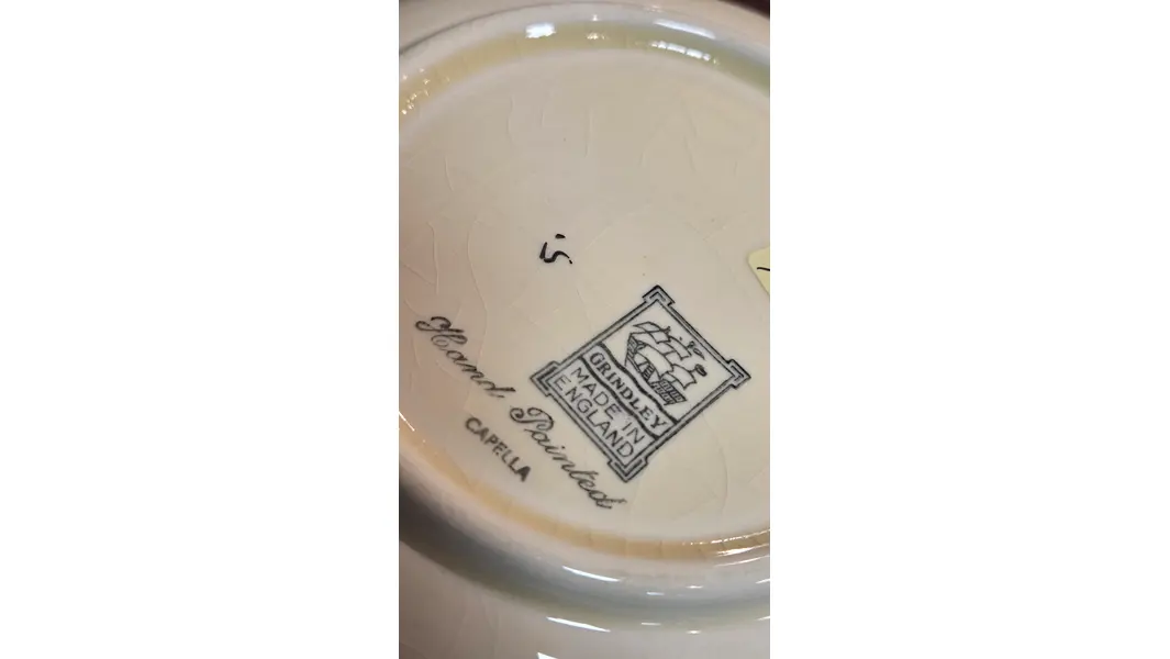 Foto de um(a) Travessa Grindley "Capella" - Pintura Manual com Bordas Caneladas, da categoria de Travessas e tigelas. Linda travessa funda em faiança fina (ironstone), fabricada pela renomada marca Grindley, na Inglaterra. Modelo "Capella",... Mostrado de uma perspectiva diferente. Vendido no marketplace Trésors.