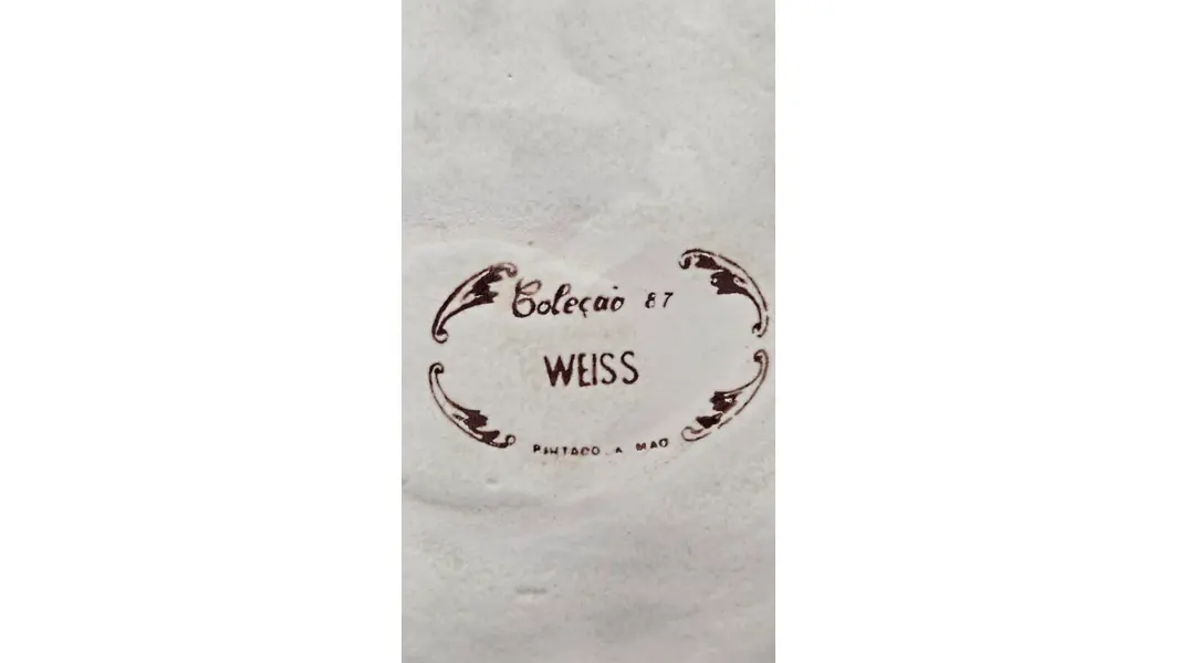 Foto de um(a) Antiga Floreira de Mesa Cerâmica Weiss – Coleção 87 – Pintada à Mão, da categoria de Cachepot. Clássico da Cerâmica Brasileira para sua Decoração. Esta belíssima floreira da Cerâmica Weiss é uma peça que une a tradição... Mostrado de uma perspectiva diferente. Vendido no marketplace Trésors.