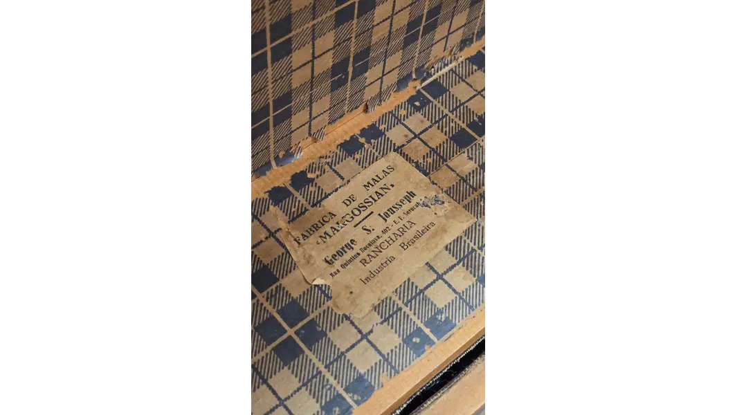 Foto de um(a) Baú Antigo Centenário Margossian - Relíquia de Rancharia (Anos 20/30), da categoria de Baús. Rara oportunidade de adquirir um pedaço da história da indústria brasileira. Este baú centenário foi produzido pela... Mostrado de uma perspectiva diferente. Vendido no marketplace Trésors.