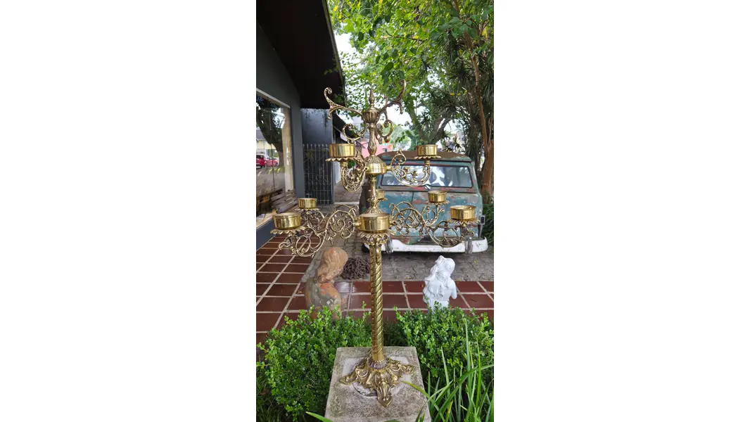Foto de um(a) Candelabro Clássico em Bronze – 9 Bocas, da categoria de Castiçais. Elegante candelabro em bronze, com 9 bocas e rica ornamentação de inspiração clássica. Peça de presença marcante, ideal para... Mostrado de uma perspectiva diferente. Vendido no marketplace Trésors.