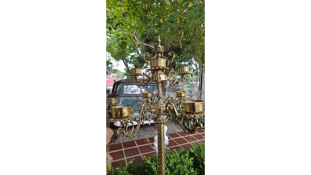 Foto de um(a) Candelabro Clássico em Bronze – 9 Bocas, da categoria de Castiçais. Elegante candelabro em bronze, com 9 bocas e rica ornamentação de inspiração clássica. Peça de presença marcante, ideal para... Mostrado de uma perspectiva diferente. Vendido no marketplace Trésors.
