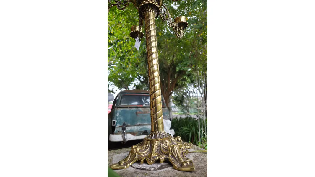 Foto de um(a) Candelabro Clássico em Bronze – 9 Bocas, da categoria de Castiçais. Elegante candelabro em bronze, com 9 bocas e rica ornamentação de inspiração clássica. Peça de presença marcante, ideal para... Mostrado de uma perspectiva diferente. Vendido no marketplace Trésors.