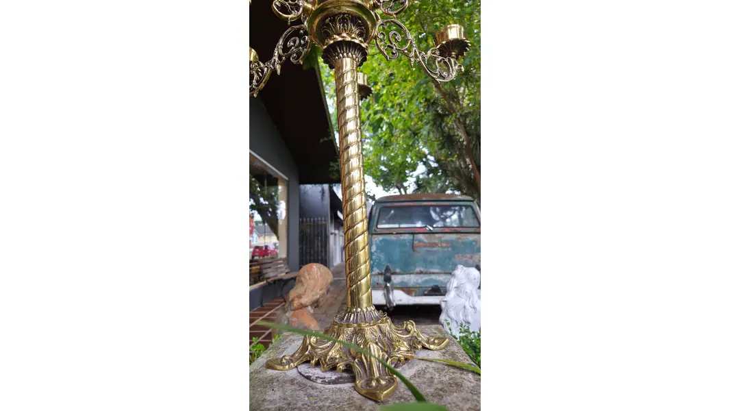 Foto de um(a) Candelabro Clássico em Bronze – 9 Bocas, da categoria de Castiçais. Elegante candelabro em bronze, com 9 bocas e rica ornamentação de inspiração clássica. Peça de presença marcante, ideal para... Mostrado de uma perspectiva diferente. Vendido no marketplace Trésors.