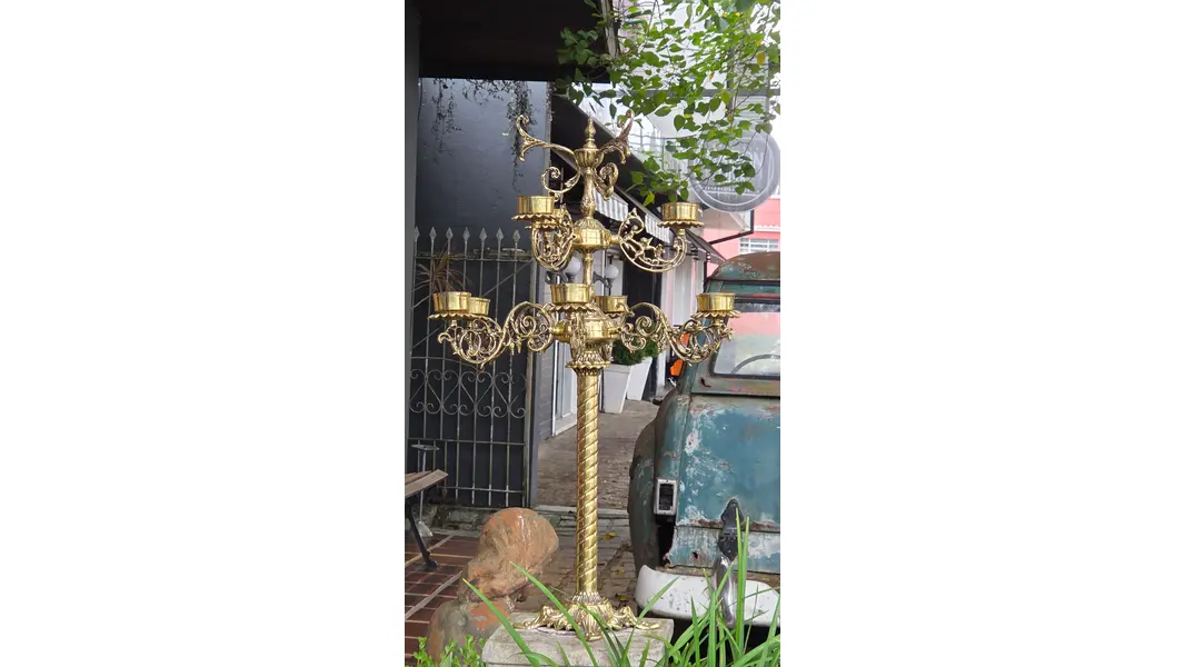 Foto de um(a) Candelabro Clássico em Bronze – 9 Bocas, da categoria de Castiçais. Elegante candelabro em bronze, com 9 bocas e rica ornamentação de inspiração clássica. Peça de presença marcante, ideal para... Mostrado de uma perspectiva diferente. Vendido no marketplace Trésors.
