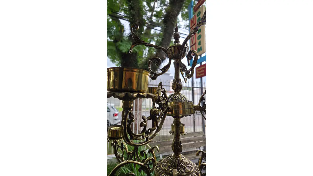Foto de um(a) Candelabro Clássico em Bronze – 9 Bocas, da categoria de Castiçais. Elegante candelabro em bronze, com 9 bocas e rica ornamentação de inspiração clássica. Peça de presença marcante, ideal para... Mostrado de uma perspectiva diferente. Vendido no marketplace Trésors.