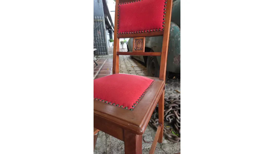 Foto de um(a) Cadeira Centenária, da categoria de Outras cadeiras . Adicione personalidade e história ao seu ambiente com esta belíssima cadeira centenária, uma das madeiras mais nobres e... Mostrado de uma perspectiva diferente. Vendido no marketplace Trésors.