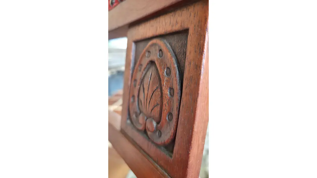 Foto de um(a) Cadeira Centenária, da categoria de Outras cadeiras . Adicione personalidade e história ao seu ambiente com esta belíssima cadeira centenária, uma das madeiras mais nobres e... Mostrado de uma perspectiva diferente. Vendido no marketplace Trésors.