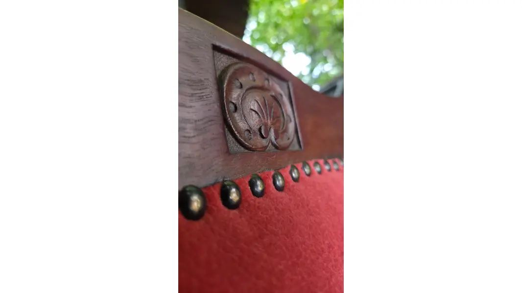 Foto de um(a) Cadeira Centenária, da categoria de Outras cadeiras . Adicione personalidade e história ao seu ambiente com esta belíssima cadeira centenária, uma das madeiras mais nobres e... Mostrado de uma perspectiva diferente. Vendido no marketplace Trésors.