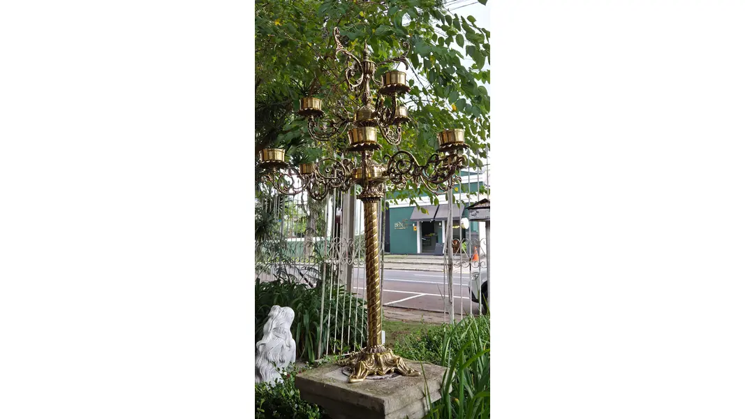 Foto de um(a) Candelabro Clássico em Bronze – 9 Bocas, da categoria de Castiçais. Elegante candelabro em bronze, com 9 bocas e rica ornamentação de inspiração clássica. Peça de presença marcante, ideal para... Mostrado de uma perspectiva diferente. Vendido no marketplace Trésors.
