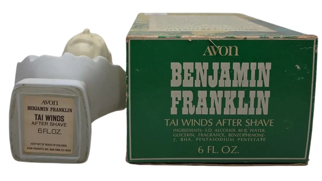 Foto de um(a) Perfume Avon Benjamin Franklin Vintage, da categoria de Outros colecionáveis. Perfume Avon Benjamin Franklin Vintage. Mostrado de uma perspectiva diferente. Vendido no marketplace Trésors.