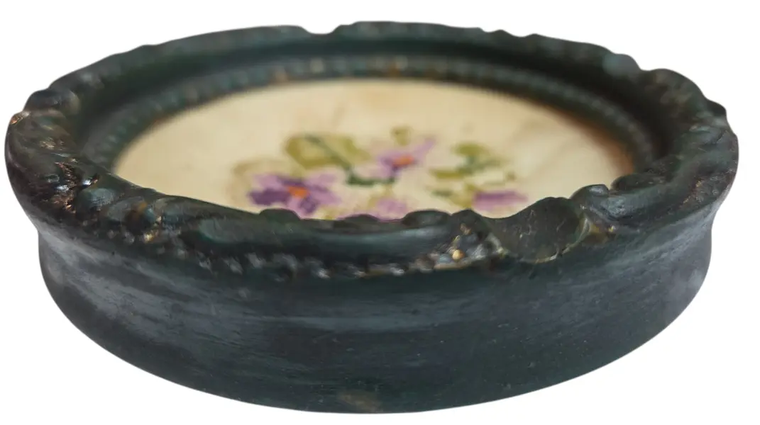 Foto de um(a) Cinzeiro Madeira e Gobelin, da categoria de Cinzeiros. Um tesouro do artesanato clássico. Este cinzeiro único combina a robustez da madeira esculpida com a delicadeza de um... Mostrado de uma perspectiva diferente. Vendido no marketplace Trésors.