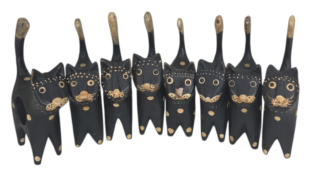 Foto de um(a) Jogo de Porta-Guardanapos "Gatos Pretos" - 08 Peças em Madeira Pintada, da categoria de Anel para guardanapo. Adicione um toque de personalidade e descontração à sua mesa com este exclusivo conjunto de porta-guardanapos em formato de... Mostrado de uma perspectiva diferente. Vendido no marketplace Trésors.