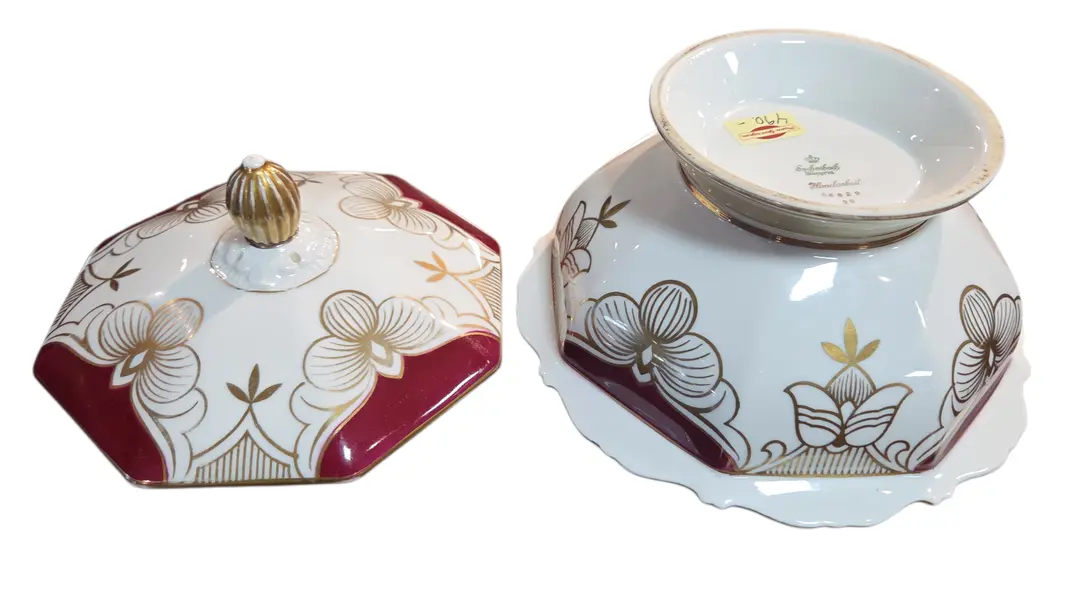 Foto de um(a) Antiga Bomboniere Eschenbach Bavaria – Porcelana Alemã – Pintada à Mão (Handarbeit), da categoria de Garrafas, potes e jarros. Exclusiva e sofisticada bomboniere (pote com tampa) em fina porcelana alemã Eschenbach, produzida na região da Baviera. Esta... Mostrado de uma perspectiva diferente. Vendido no marketplace Trésors.