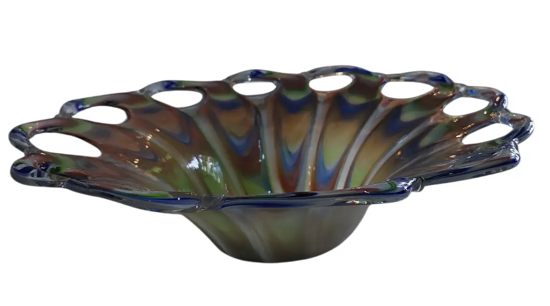 Foto de um(a) Centro de Mesa Murano Design Orgânico – Estilo Moderno, da categoria de Centro de mesa. O equilíbrio perfeito entre força e delicadeza. Este centro de mesa em Murano utiliza a técnica de sobreposição de cores,... Mostrado de uma perspectiva diferente. Vendido no marketplace Trésors.