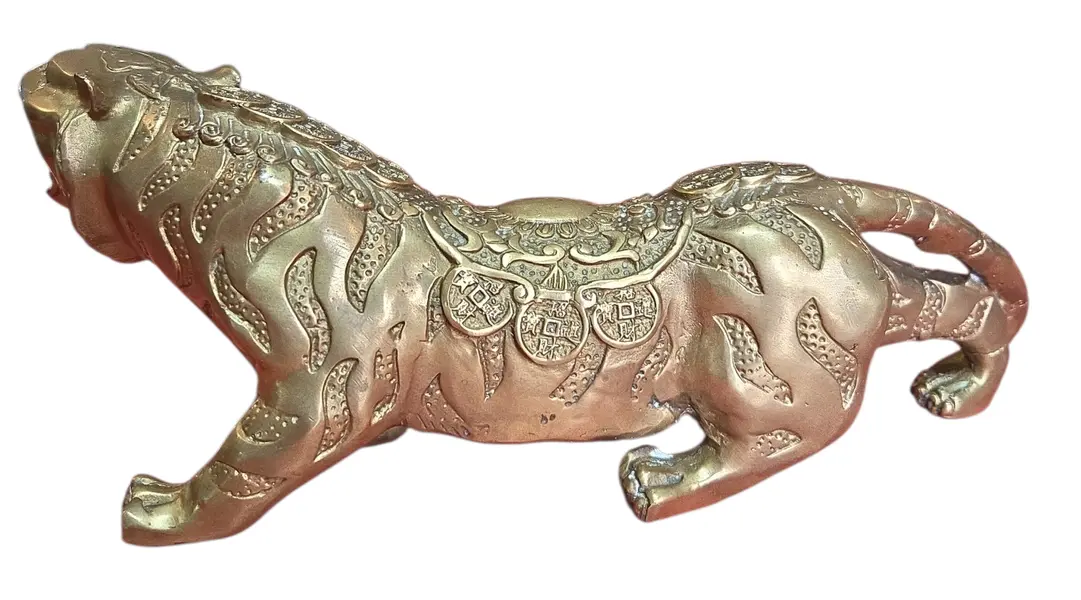 Foto de um(a) Escultura de Tigre em Bronze Maciço - Estilo Oriental, da categoria de Escultura. Esta é uma peça imponente e rica em detalhes, ideal para colecionadores e amantes de decoração clássica. A escultura... Mostrado de uma perspectiva diferente. Vendido no marketplace Trésors.