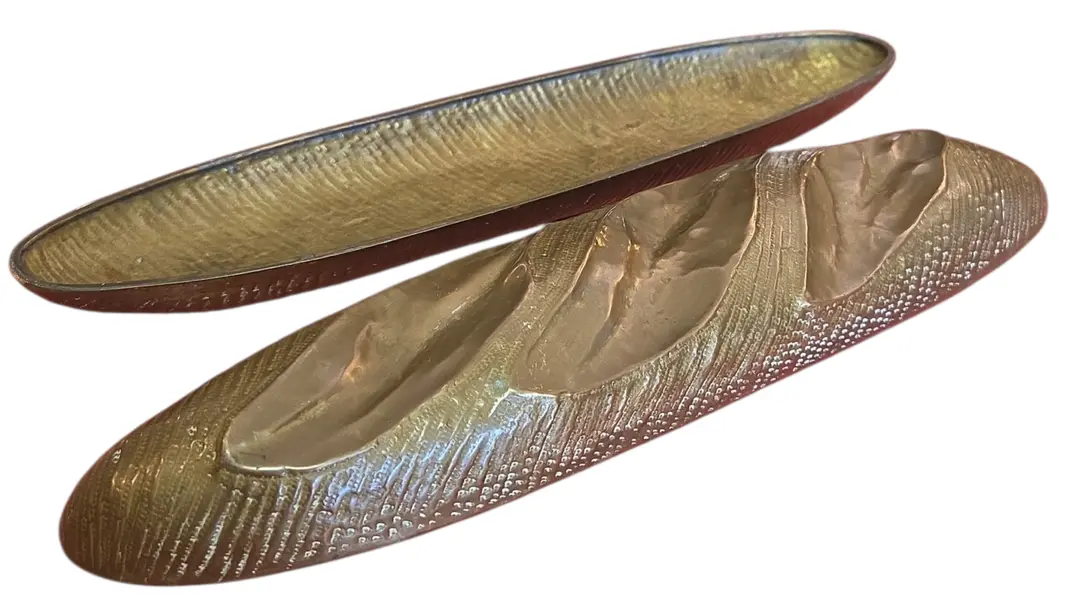 Foto de um(a) Baguete Decorativa em Latão, da categoria de Outros colecionáveis. Esta peça exclusiva é uma celebração da panificação clássica traduzida em arte decorativa. Com um realismo impressionante,... Mostrado de uma perspectiva diferente. Vendido no marketplace Trésors.