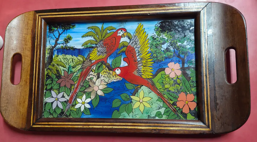 Foto de um(a) Rara Bandeja em Marchetaria com Pintura e Asas de Borboleta, da categoria de Bandejas. Bela bandeja antiga, um verdadeiro exemplar de artesanato artístico. A peça apresenta uma moldura robusta em madeira nobre... Mostrado de uma perspectiva diferente. Vendido no marketplace Trésors.