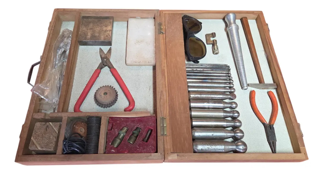 Foto de um(a) Rara Maleta de Ourivesaria - Ferramentas de Precisão Gaertner, da categoria de Outros colecionáveis. Exclusivo conjunto de ferramentas para ourivesaria e joalheria, acondicionado em maleta original de madeira. Este conjunto... Vendido no marketplace Trésors.