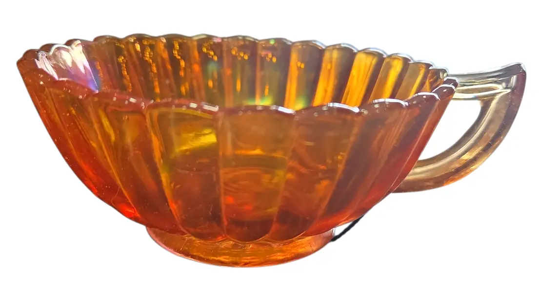 Foto de um(a) Xícara Carnival Glass Vintage, da categoria de Xícaras. Traga o charme das feiras de antiguidade para a sua mesa. Esta xícara de Carnival Glass não é apenas um item utilitário, mas... Vendido no marketplace Trésors.