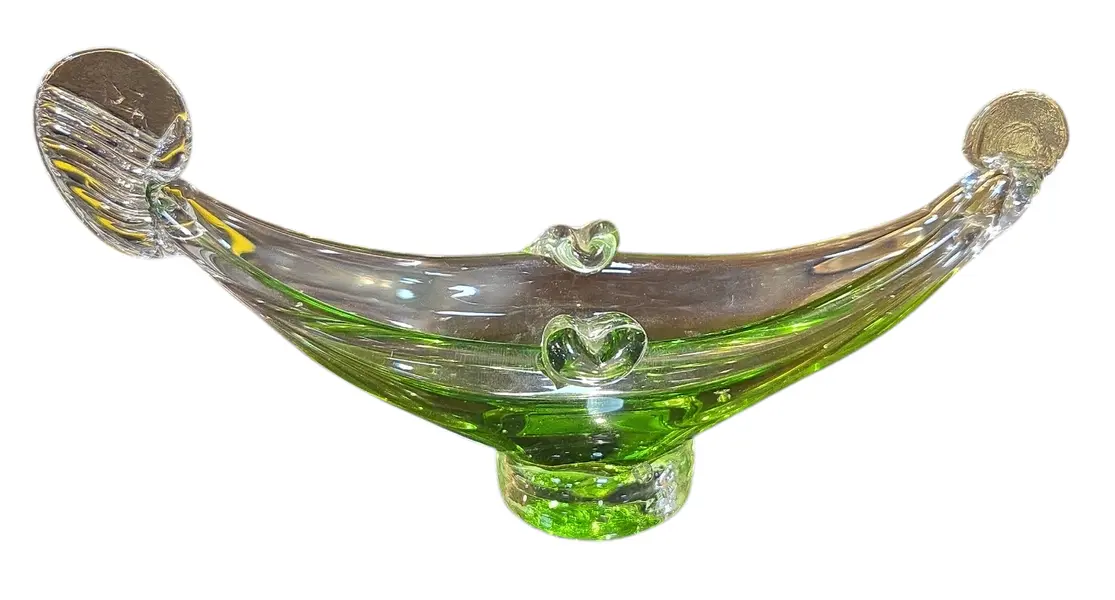 Foto de um(a) Cinzeiro em Cristal Murano Verde, da categoria de Cinzeiros. Adicione um toque de cor e brilho ao seu décor com este cinzeiro em Cristal Murano. Com seu design robusto e lapidação... Mostrado de uma perspectiva diferente. Vendido no marketplace Trésors.