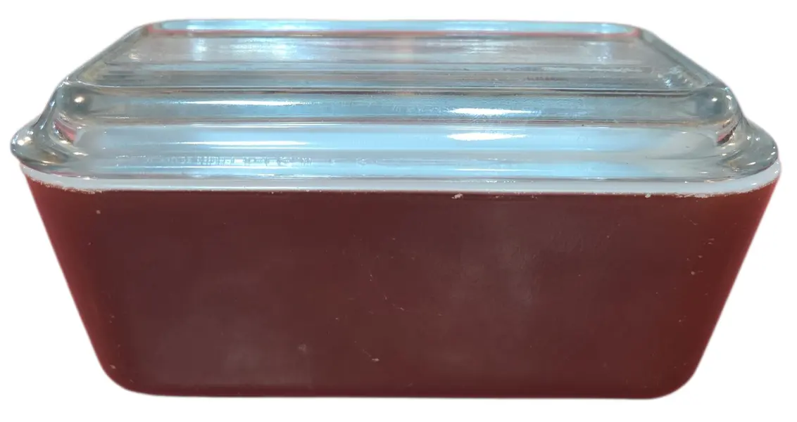 Foto de um(a) Manteigueira Pyrex USA Marrom - 502, da categoria de Outros utensílios. Adicione um toque de nostalgia e funcionalidade à sua cozinha ou coleção com esta autêntica peça Pyrex, fabricada nos... Mostrado de uma perspectiva diferente. Vendido no marketplace Trésors.