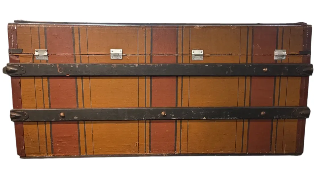 Foto de um(a) Baú Antigo Centenário Margossian - Relíquia de Rancharia (Anos 20/30), da categoria de Baús. Rara oportunidade de adquirir um pedaço da história da indústria brasileira. Este baú centenário foi produzido pela... Mostrado de uma perspectiva diferente. Vendido no marketplace Trésors.