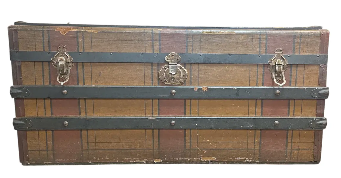 Foto de um(a) Baú Antigo Centenário Margossian - Relíquia de Rancharia (Anos 20/30), da categoria de Baús. Rara oportunidade de adquirir um pedaço da história da indústria brasileira. Este baú centenário foi produzido pela... Mostrado de uma perspectiva diferente. Vendido no marketplace Trésors.