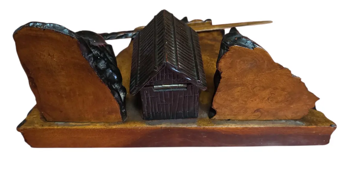 Foto de um(a) Escritório de Época: Tinteiro e Abridor de Cartas em Madeira Entalhada, da categoria de Outros colecionáveis. Excepcional conjunto de escrita vintage, composto por tinteiro de mesa e abridor de cartas coordenado. Esta peça destaca-se... Mostrado de uma perspectiva diferente. Vendido no marketplace Trésors.