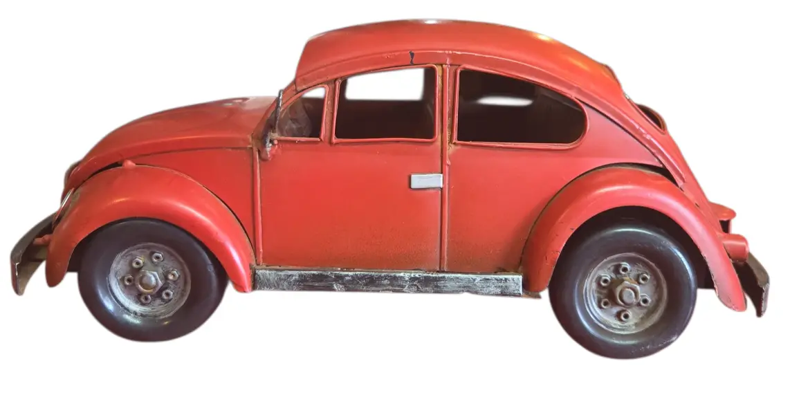 Foto de um(a) Fusca de Lata - Vermelho - Grande (Relíquia), da categoria de Carros e caminhões de brinquedo. Destaque sua coleção ou decoração com esta autêntica peça um Fusca de Lata fabricado artesanalmente. Este item capta a... Mostrado de uma perspectiva diferente. Vendido no marketplace Trésors.