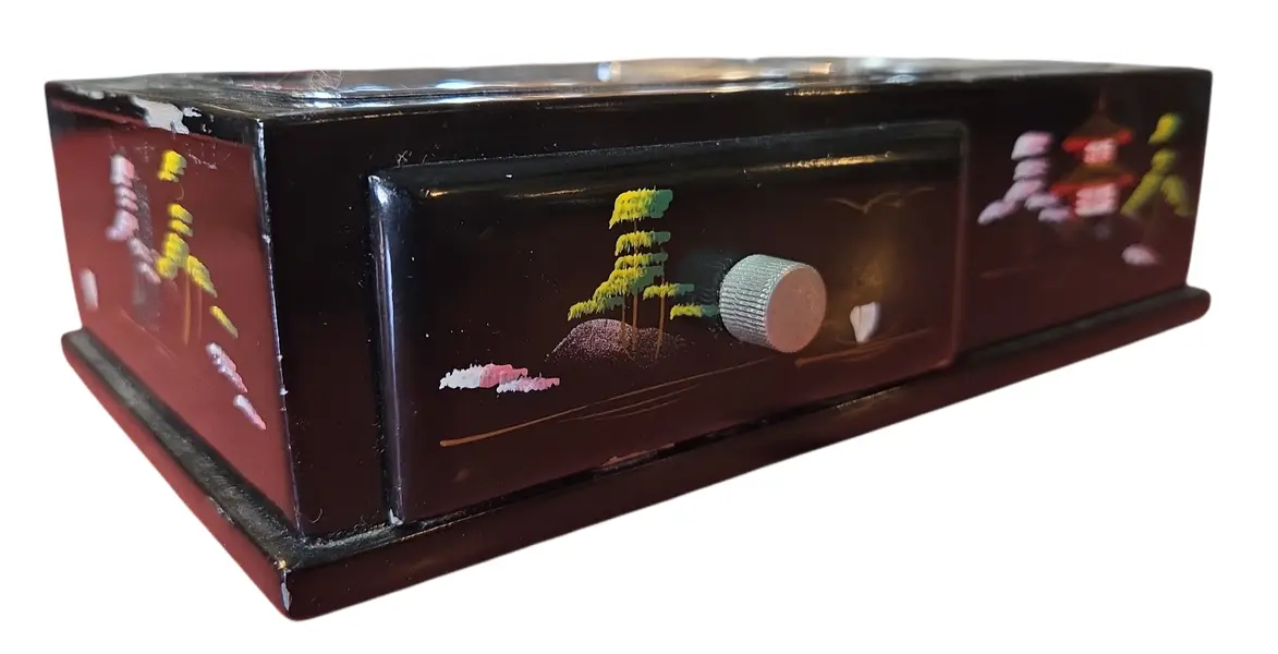 Foto de um(a) Cinzeiro e Caixa de Musica, da categoria de Cinzeiros. Onde a tradição japonesa encontra a mecânica de precisão. Este conjunto de caixa e cinzeiro não apenas organiza o ambiente,... Mostrado de uma perspectiva diferente. Vendido no marketplace Trésors.