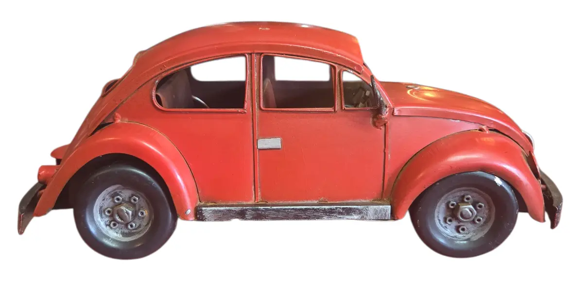 Foto de um(a) Fusca de Lata - Vermelho - Grande (Relíquia), da categoria de Carros e caminhões de brinquedo. Destaque sua coleção ou decoração com esta autêntica peça um Fusca de Lata fabricado artesanalmente. Este item capta a... Mostrado de uma perspectiva diferente. Vendido no marketplace Trésors.