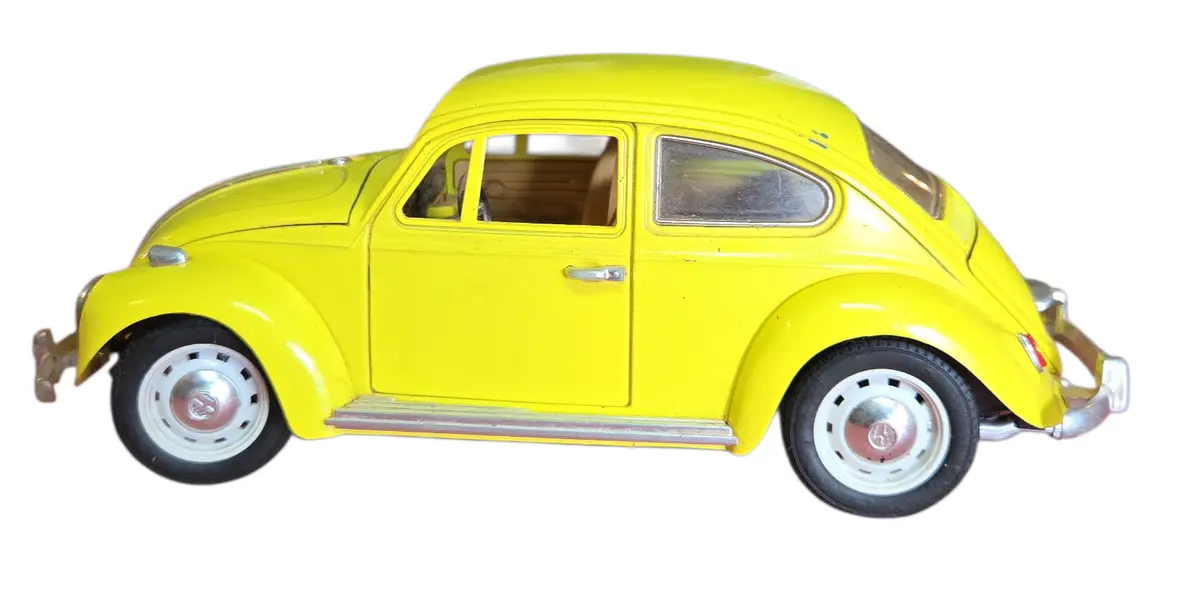 Foto de um(a) Miniatura Volkswagen Beetle (Fusca) 1967 - Amarelo Girassol - Escala 1:18, da categoria de Carros e caminhões de brinquedo. Destaque sua coleção com este clássico absoluto: o Volkswagen Beetle 1967. Conhecido por ser o ano de ouro do Fusca, este... Mostrado de uma perspectiva diferente. Vendido no marketplace Trésors.