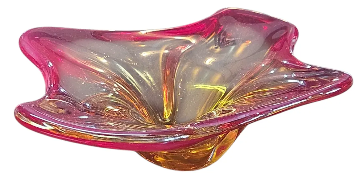 Foto de um(a) Centro de Mesa em Cristal Murano Orgânico – Vermelho, da categoria de Centro de mesa. Esta peça é um exemplo magnífico da técnica de vidro artístico, apresentando um design fluido e orgânico que captura a luz... Mostrado de uma perspectiva diferente. Vendido no marketplace Trésors.