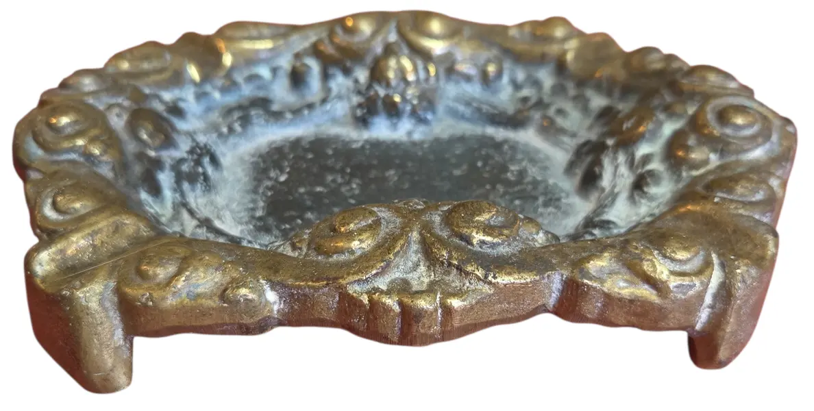 Foto de um(a) Cinzeiro em Bronze Maciço, da categoria de Cinzeiros. A beleza na simplicidade. Este cinzeiro em bronze maciço aposta em linhas limpas e um design funcional que se adapta a... Mostrado de uma perspectiva diferente. Vendido no marketplace Trésors.