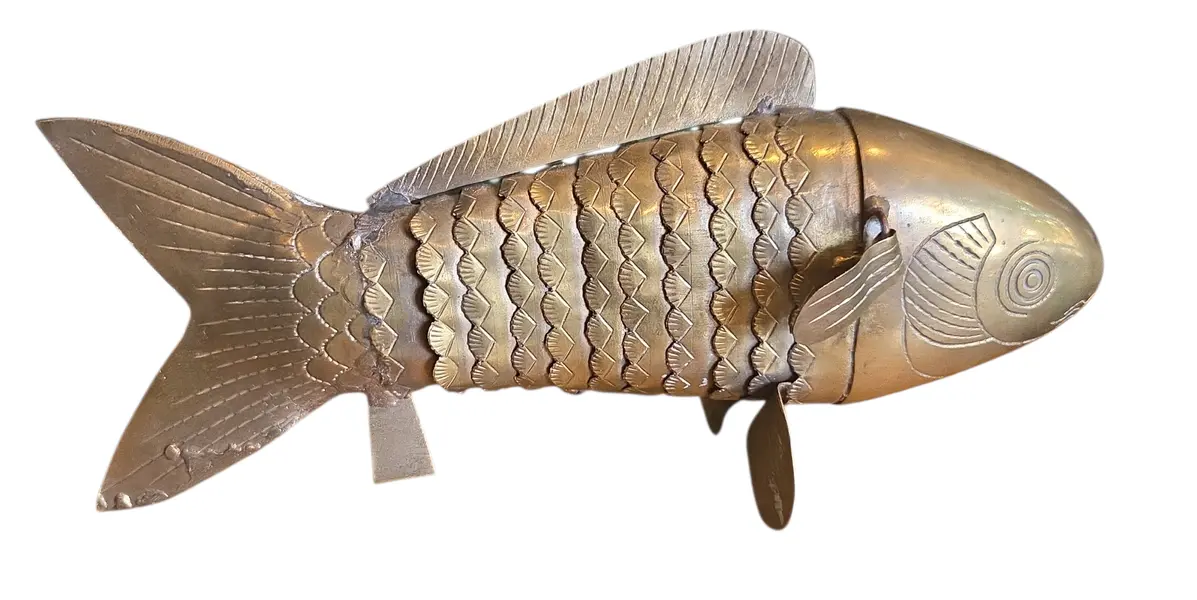 Foto de um(a) Peixe Escultural em Latão Dourado, da categoria de Escultura. A pátina natural do latão confere um charme vintage autêntico, tornando-o o acessório perfeito para mesas de centro,... Mostrado de uma perspectiva diferente. Vendido no marketplace Trésors.