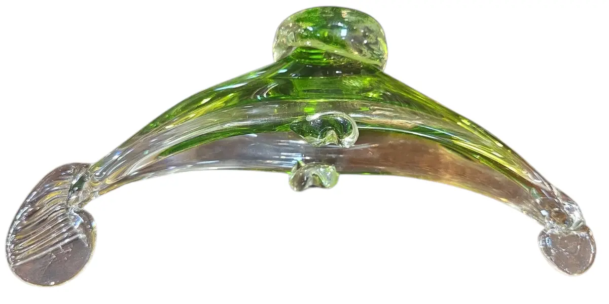 Foto de um(a) Cinzeiro em Cristal Murano Verde, da categoria de Cinzeiros. Adicione um toque de cor e brilho ao seu décor com este cinzeiro em Cristal Murano. Com seu design robusto e lapidação... Mostrado de uma perspectiva diferente. Vendido no marketplace Trésors.