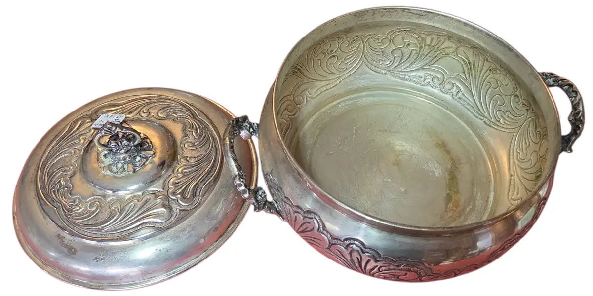 Foto de um(a) Antiga Terrina em Prata 90 com Ricos Relevos Florais e Pés Estilizados - Estilo Clássico, da categoria de Terrinas de sopa. Esta magnífica terrina (sopeira) é um exemplar legítimo de prataria de alta qualidade, produzida com banho de Prata 90. A... Mostrado de uma perspectiva diferente. Vendido no marketplace Trésors.