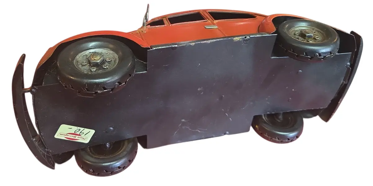Foto de um(a) Fusca de Lata - Vermelho - Grande (Relíquia), da categoria de Carros e caminhões de brinquedo. Destaque sua coleção ou decoração com esta autêntica peça um Fusca de Lata fabricado artesanalmente. Este item capta a... Mostrado de uma perspectiva diferente. Vendido no marketplace Trésors.