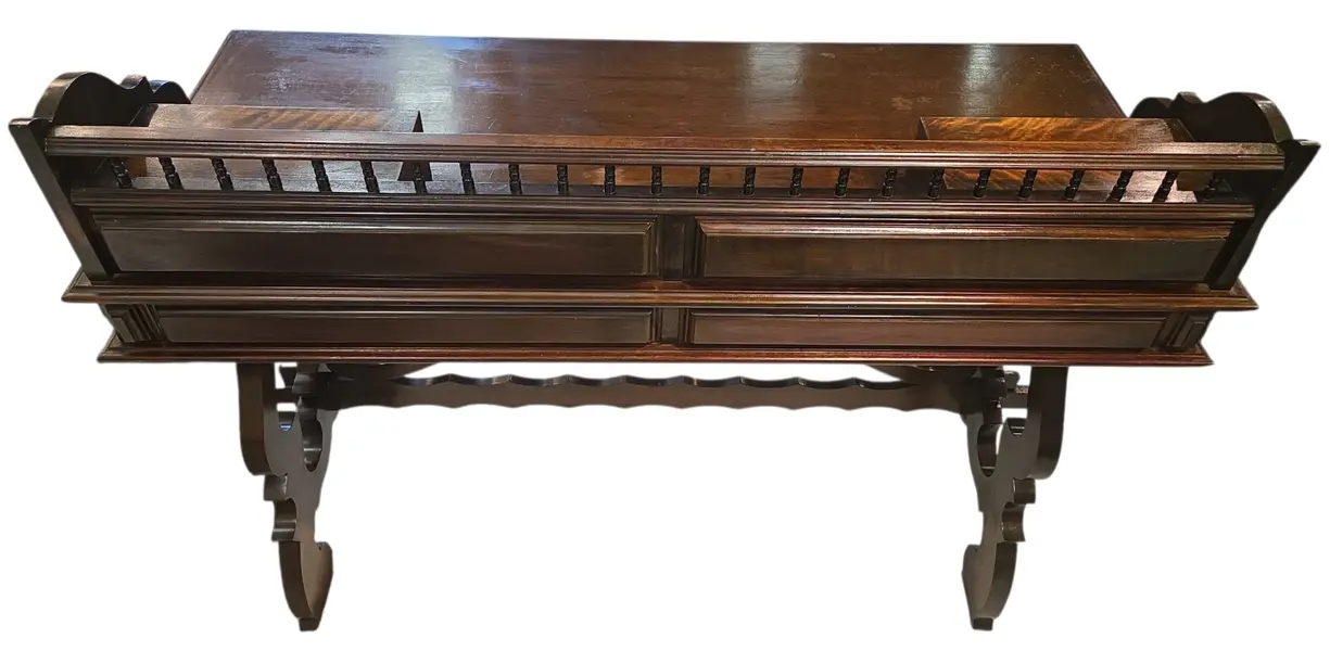 Foto de um(a) Escrivaninha Imperial Anos 60 em Madeira Nobre, da categoria de Escrivaninhas e Mesas de escritório. Uma peça de autoridade para o seu escritório ou home office. Esta escrivaninha é um exemplar magnífico do design Imperial... Mostrado de uma perspectiva diferente. Vendido no marketplace Trésors.