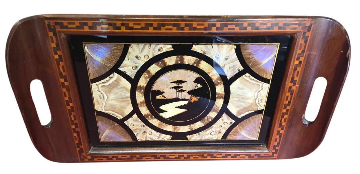 Foto de um(a) Bandeja de Época com Marchetaria e Arte em Asas de Borboleta – Zipperer, da categoria de Bandejas. Esta é uma peça de colecionismo icônica, um testemunho da artesania catarinense de meados do século XX. O selo parcial no... Mostrado de uma perspectiva diferente. Vendido no marketplace Trésors.