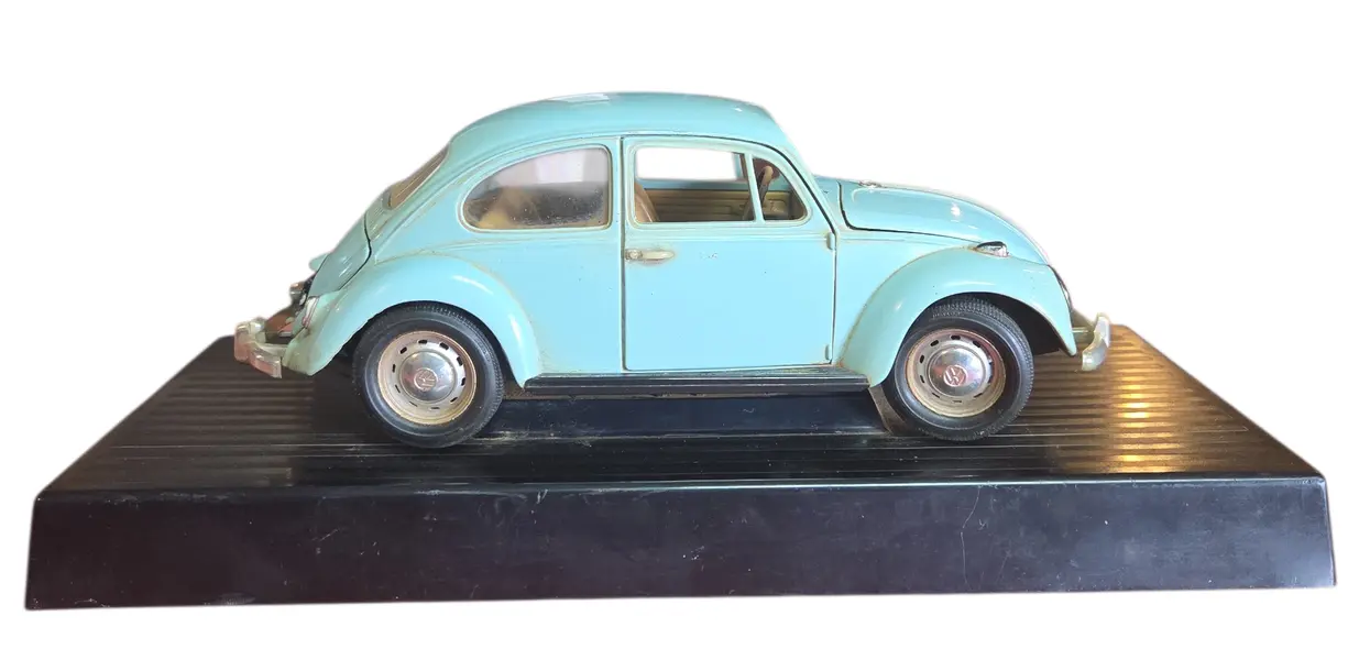 Foto de um(a) Miniatura Volkswagen Beetle (Fusca) 1967 - Azul - Escala 1:18 (Relíquia), da categoria de Carros e caminhões de brinquedo. Esta é uma peça indispensável para qualquer colecionador de clássicos: a miniatura do Volkswagen Beetle 1967. O modelo de... Mostrado de uma perspectiva diferente. Vendido no marketplace Trésors.