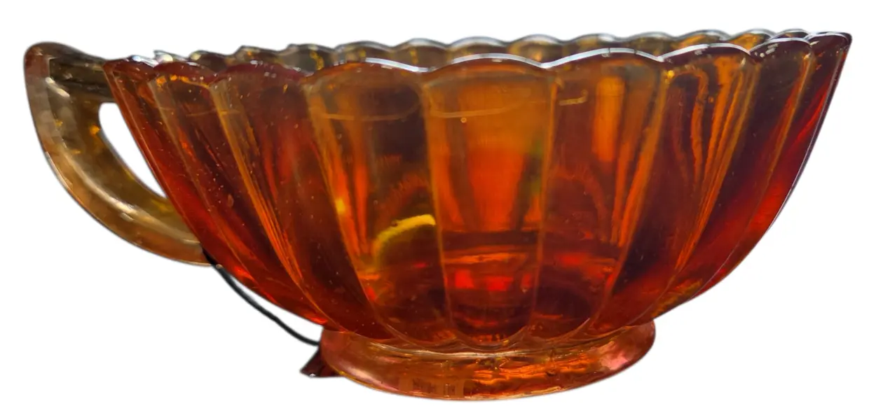 Foto de um(a) Xícara Carnival Glass Vintage, da categoria de Xícaras. Traga o charme das feiras de antiguidade para a sua mesa. Esta xícara de Carnival Glass não é apenas um item utilitário, mas... Mostrado de uma perspectiva diferente. Vendido no marketplace Trésors.