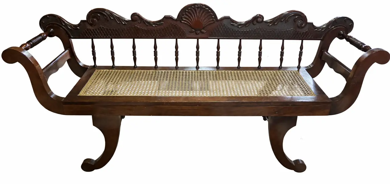 Foto de um(a) Namoradeira em imbuia maciça entalhada com assento em palhinha, da categoria de Recamier e Chaise. Banco antigo confeccionado em imbuia maciça entalhada à mão, apresentando rico trabalho artesanal no encosto e nos braços... Vendido no marketplace Trésors.