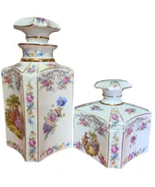 Foto de um(a) Conjunto de Lavabo em Porcelana com Cenas Galantes e Filetes a Ouro, da categoria de Conjunto de banheiro. Este encantador conjunto de toucador em porcelana fina é uma peça clássica de decoração, perfeita para adicionar um toque de... Vendido no marketplace Trésors.
