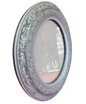 Foto de um(a) Espelho Oval Vintage com Moldura em Madeira Trabalhada, da categoria de Espelhos. Adicione um toque de história e elegância clássica ao seu ambiente com este Espelho Oval Vintage. Ideal para decorações que... Vendido no marketplace Trésors.