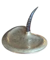 Foto de um(a) Bandeja de Mesa em Cobre Espessurado em Prata - Chifre, da categoria de Bandejas. Fabricada em cobre com um espesso banho de prata, a peça apresenta uma textura martelada artesanalmente que cria um jogo de... Vendido no marketplace Trésors.