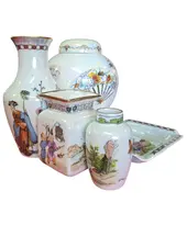 Foto de um(a) Conjunto 5 Peças Porcelana Oriental esmaltada - Assinadas e Datadas (1988), da categoria de Vasos. Exclusivo conjunto decorativo composto por 5 peças em porcelana oriental, apresentando um sofisticado acabamento acetinado... Vendido no marketplace Trésors.