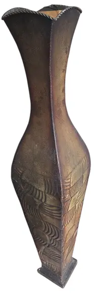 Foto de um(a) Vaso de chão em metal, da categoria de Cachepot. Adicione sofisticação e presença ao seu ambiente com este imponente vaso de chão.Mede: 17x17x93cm de altura. Mostrado de uma perspectiva diferente. Vendido no marketplace Trésors.