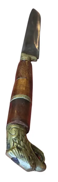 Foto de um(a) Faca Artesanal com Cabo em Madeira e Pomo de Bronze Esculpido em Cabeça de Águia, da categoria de Facas. Faca de confecção artesanal, caracterizada pelo design funcional e robusto. O destaque da peça reside em sua empunhadura... Mostrado de uma perspectiva diferente. Vendido no marketplace Trésors.